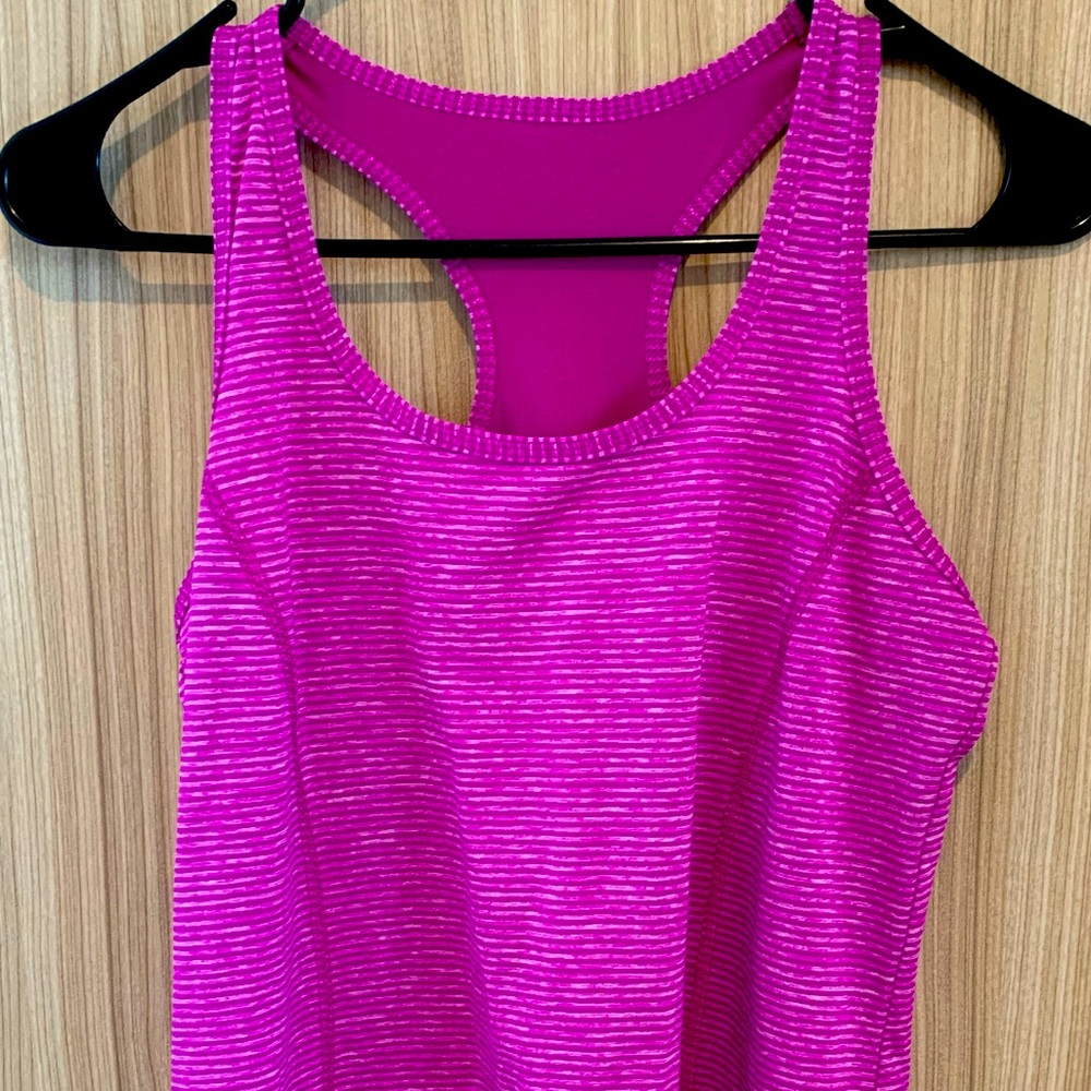 Danskin semi-fitted fusia tank sz. Small